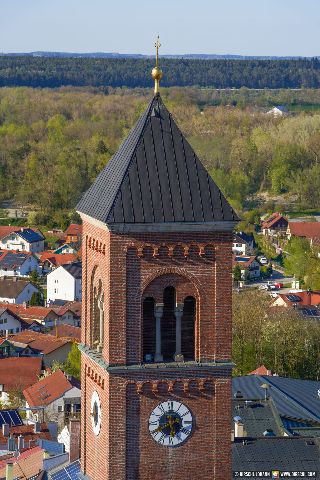 Gemeinde Kraiburg Landkreis Mühldorf Schlossberg Blick auf Kirche (Dirschl Johann) Deutschland MÜ